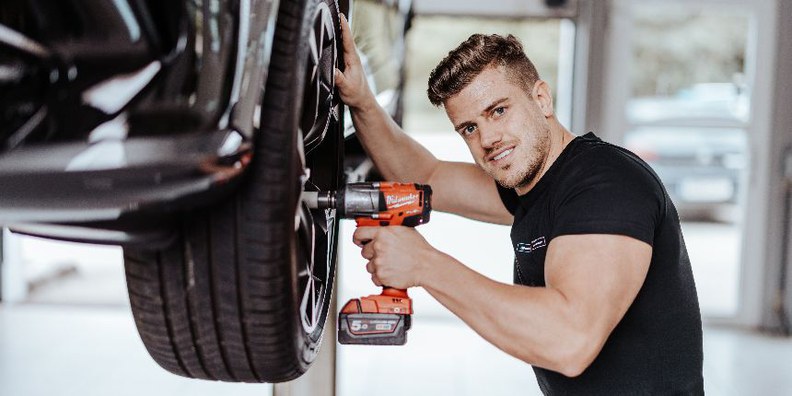In unserem Autohaus in Scheibbs bieten wir ab sofort eine berufliche Chance als KFZ-Techniker - gleich jetzt bewerben! Am Bild: Techniker, welcher ein Auto von unten besichtigt