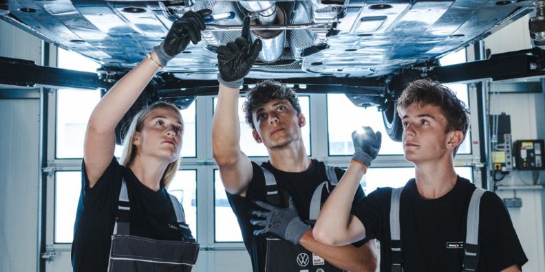 Die Senker Gruppe ist ein regionaler Ausbildungsbetrieb und bietet in ihren Autohäusern eine Lehre zum KFZ-Techniker und Karosseriebautechniker - gleich jetzt bewerben! Am Bild: Drei Lehrlinge, welche ein Auto von unten begutachten
