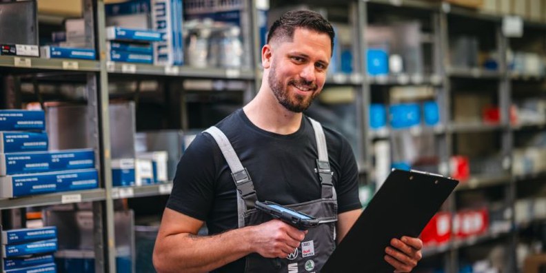 In unserem Autohaus in WIESELBURG bieten wir ab sofort eine berufliche Chance als Teiledienstmitarbeiter (m/w/d). Am Bild: Teiledienstmitarbeiter beim Kommissionieren von Ersatzteilen.