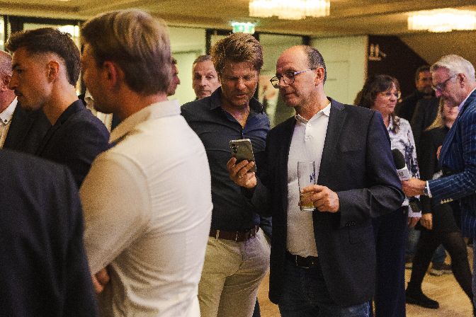 Unsere%20Mitarbeiter%20nutzten%20die%20Gelegenheit%20Standort%20%FCbergreifend%20zu%20netzwerken.