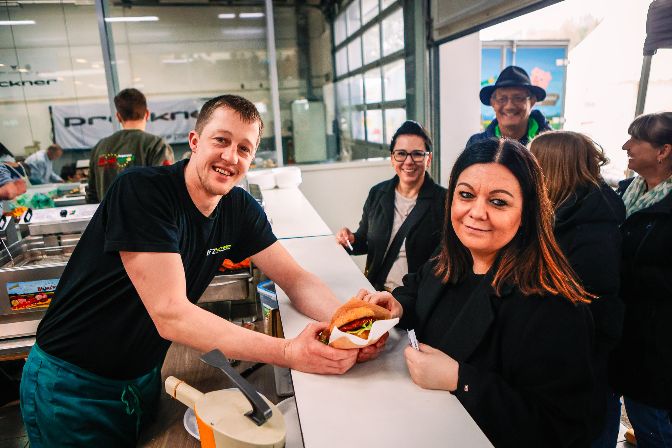 Kulinarisch%20gab%20es%20auch%20einiges%20zu%20erleben%2C%20wie%20die%20Burger%20der%20Fleischerei%20Blunznsemmerl