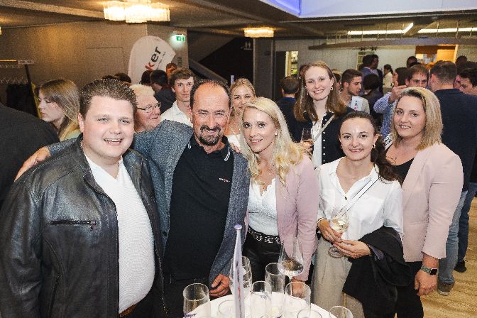 Unsere%20Mitarbeiter%20freuten%20sich%20mit%20ihren%20Kollegen%20einen%20angenehmen%20Abend%20zu%20verbringen