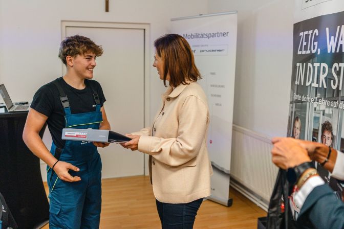 %DCbergabe%20der%20Mitarbeiter-Mappen